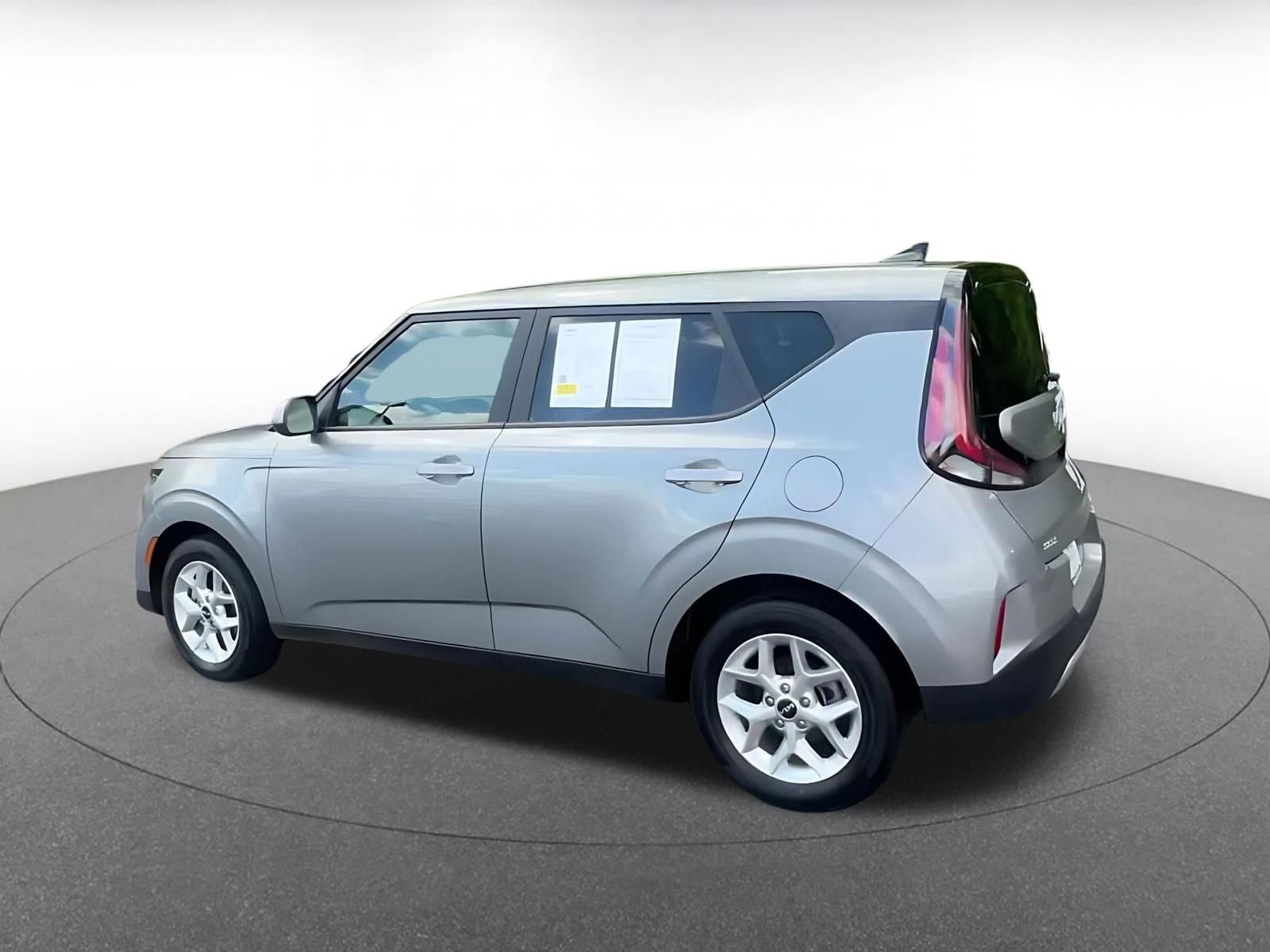 Used 2025 Kia Soul LX w/ LX Technology Package FWD image 10