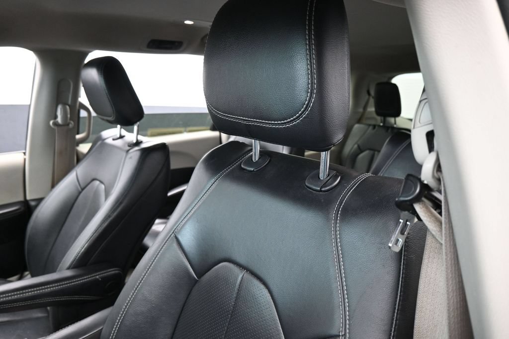 Used 2022 Chrysler Pacifica Touring-L FWD image 16