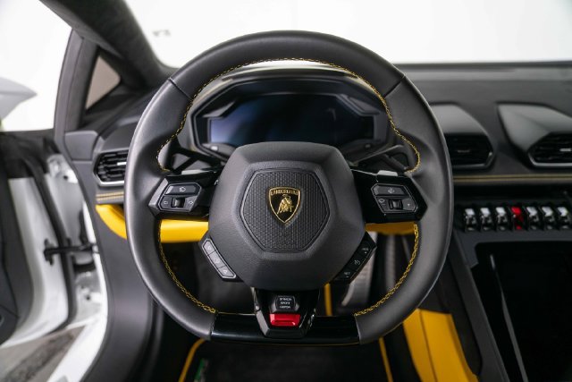 Used 2020 Lamborghini Huracan EVO RWD image 18