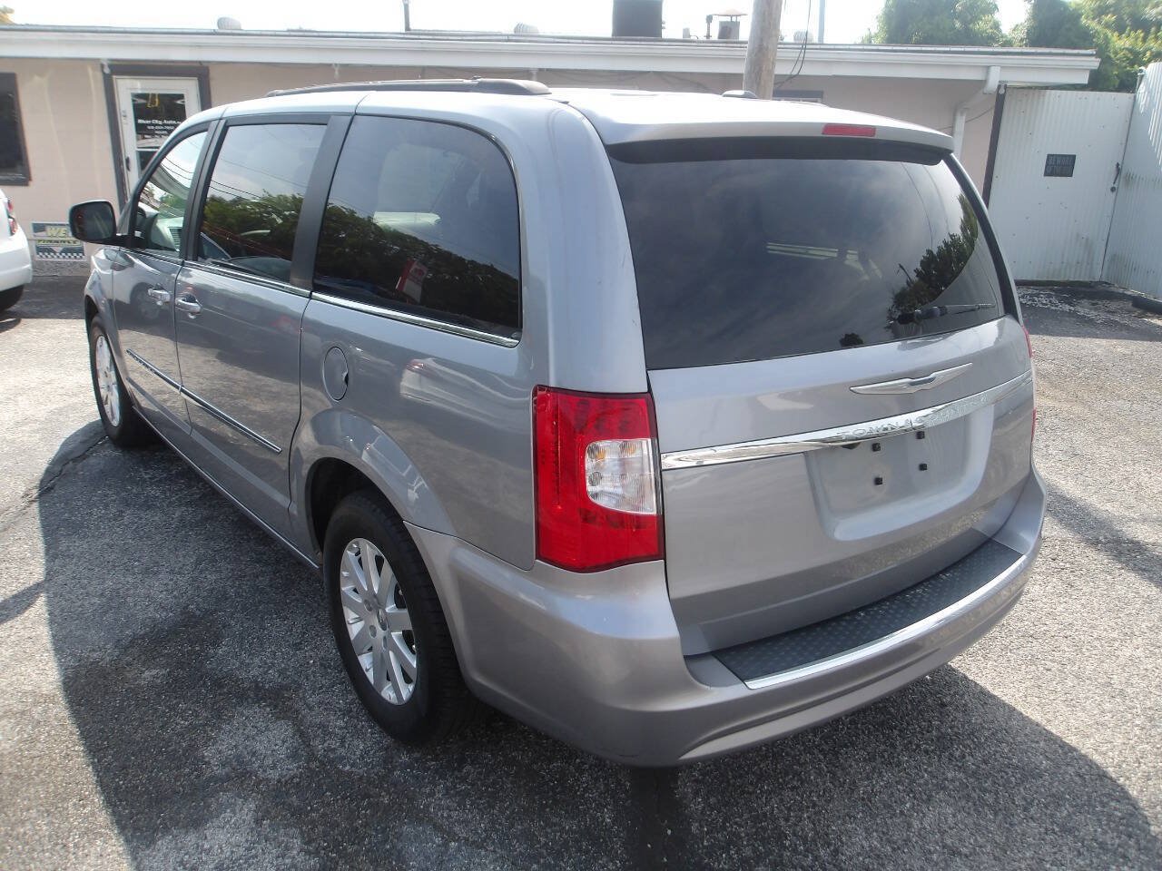 Used 2014 Chrysler Town & Country Touring FWD image 6