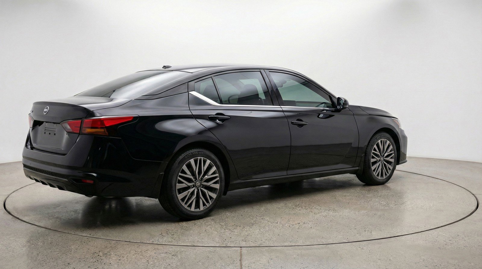 Used 2025 Nissan Altima 2.5 SV FWD image 9