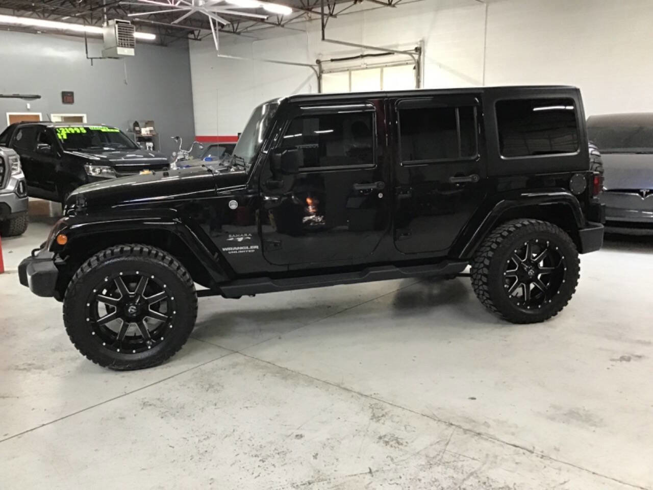 Used 2017 Jeep Wrangler Unlimited Sahara w/ Connectivity Group image 8