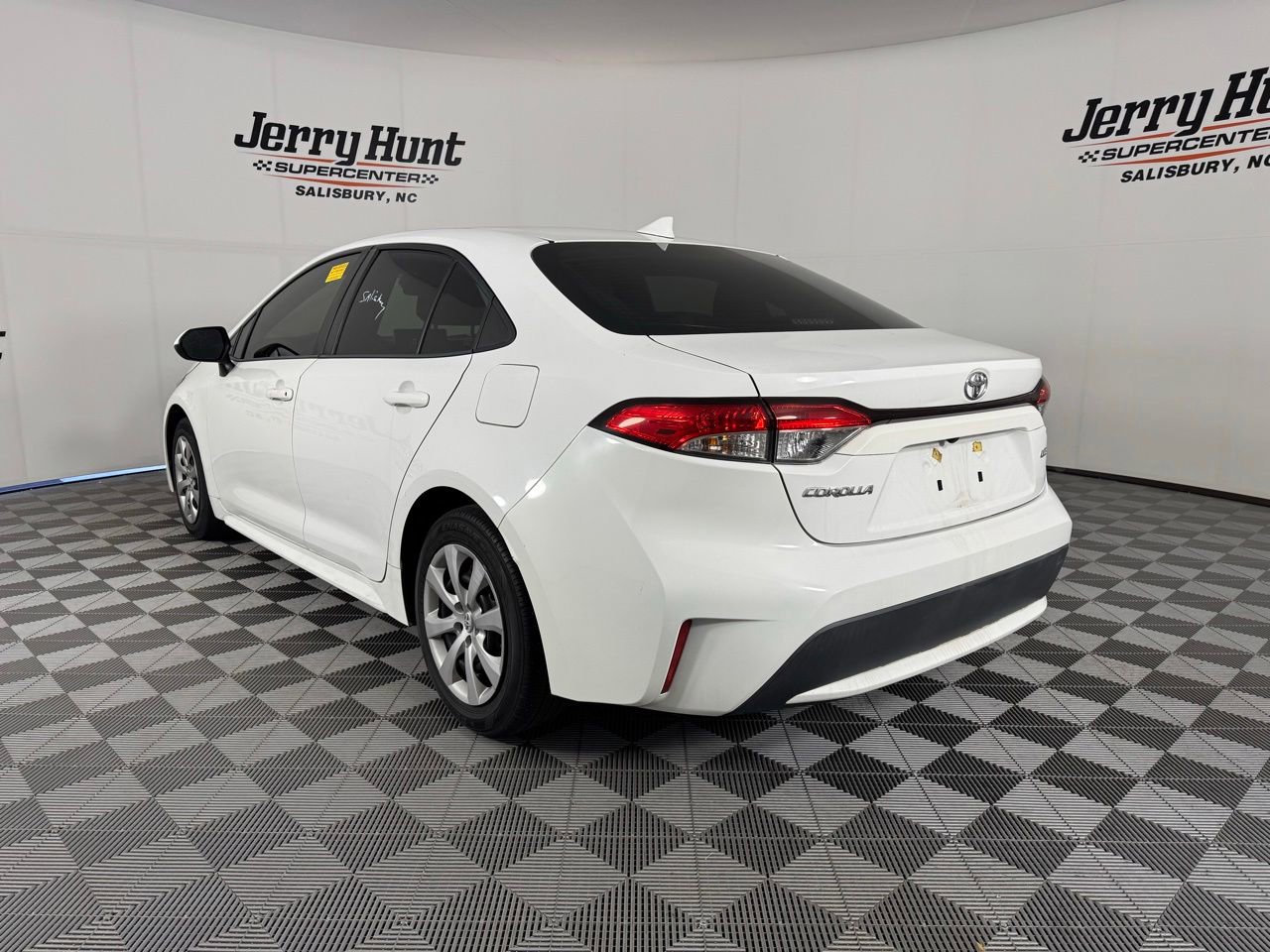Used 2020 Toyota Corolla LE FWD image 9