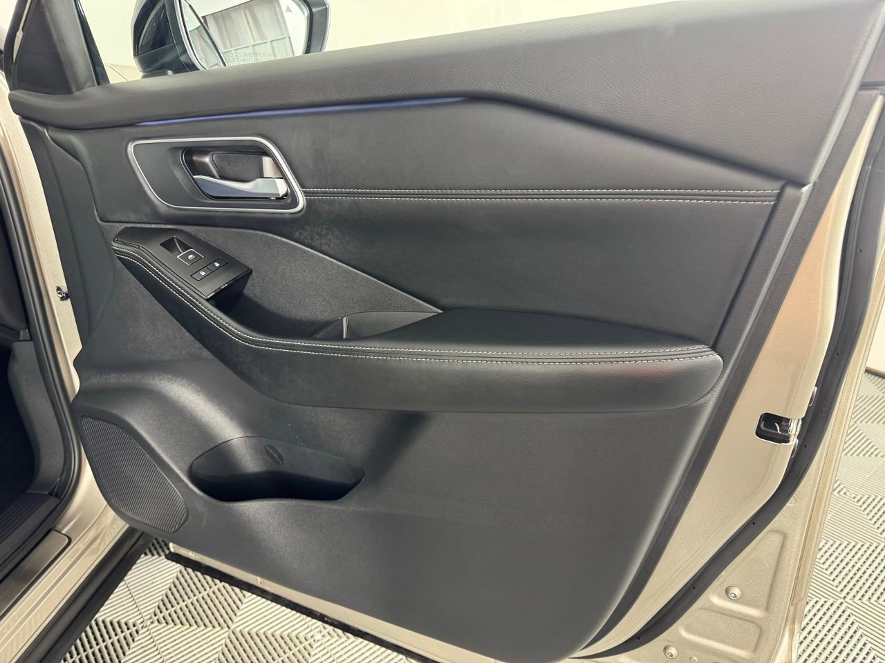 Used 2025 Nissan Rogue Platinum w/ Tech Package image 41