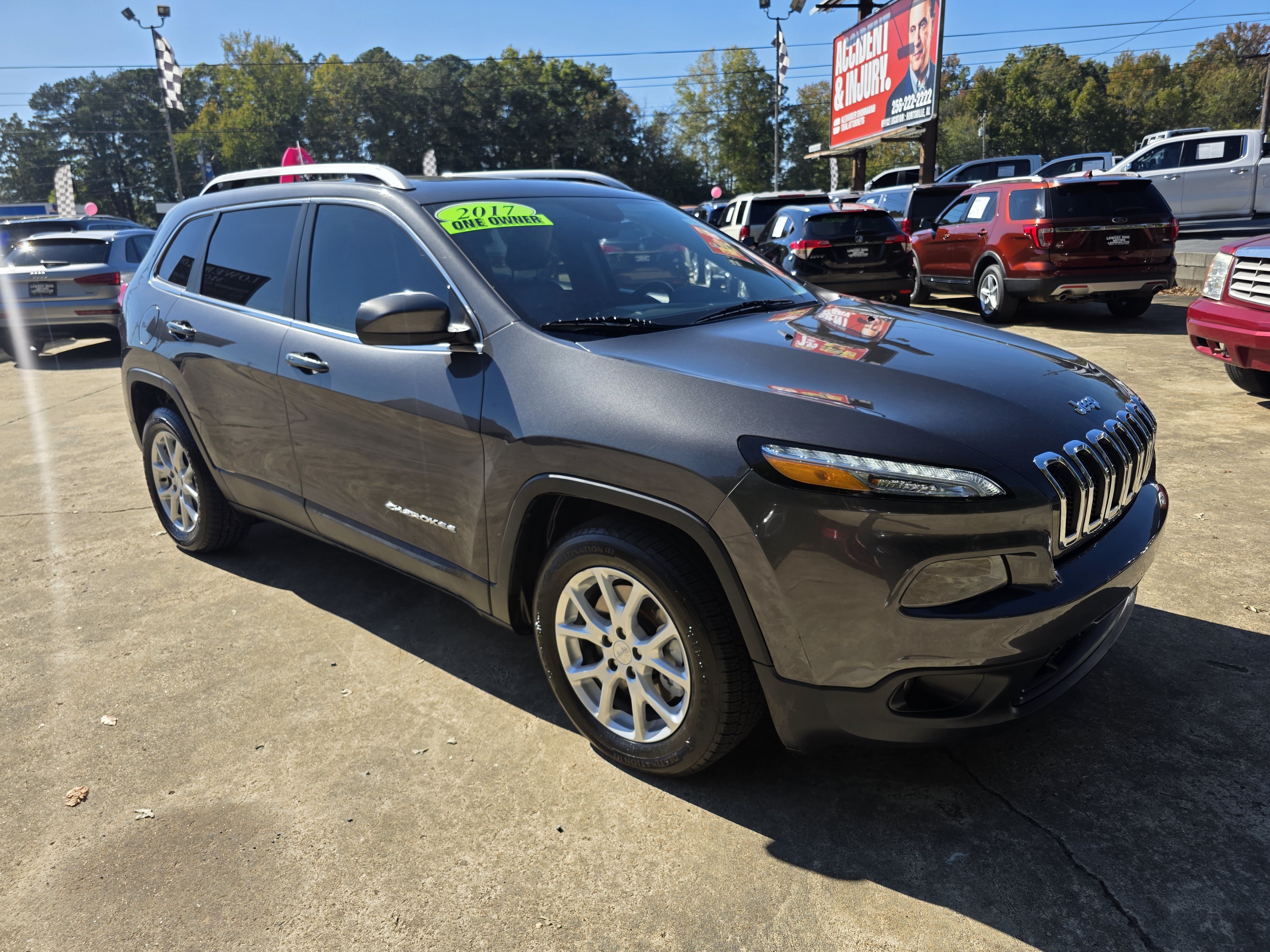Used 2017 Jeep Cherokee Latitude w/ Comfort/Convenience Group FWD image 3