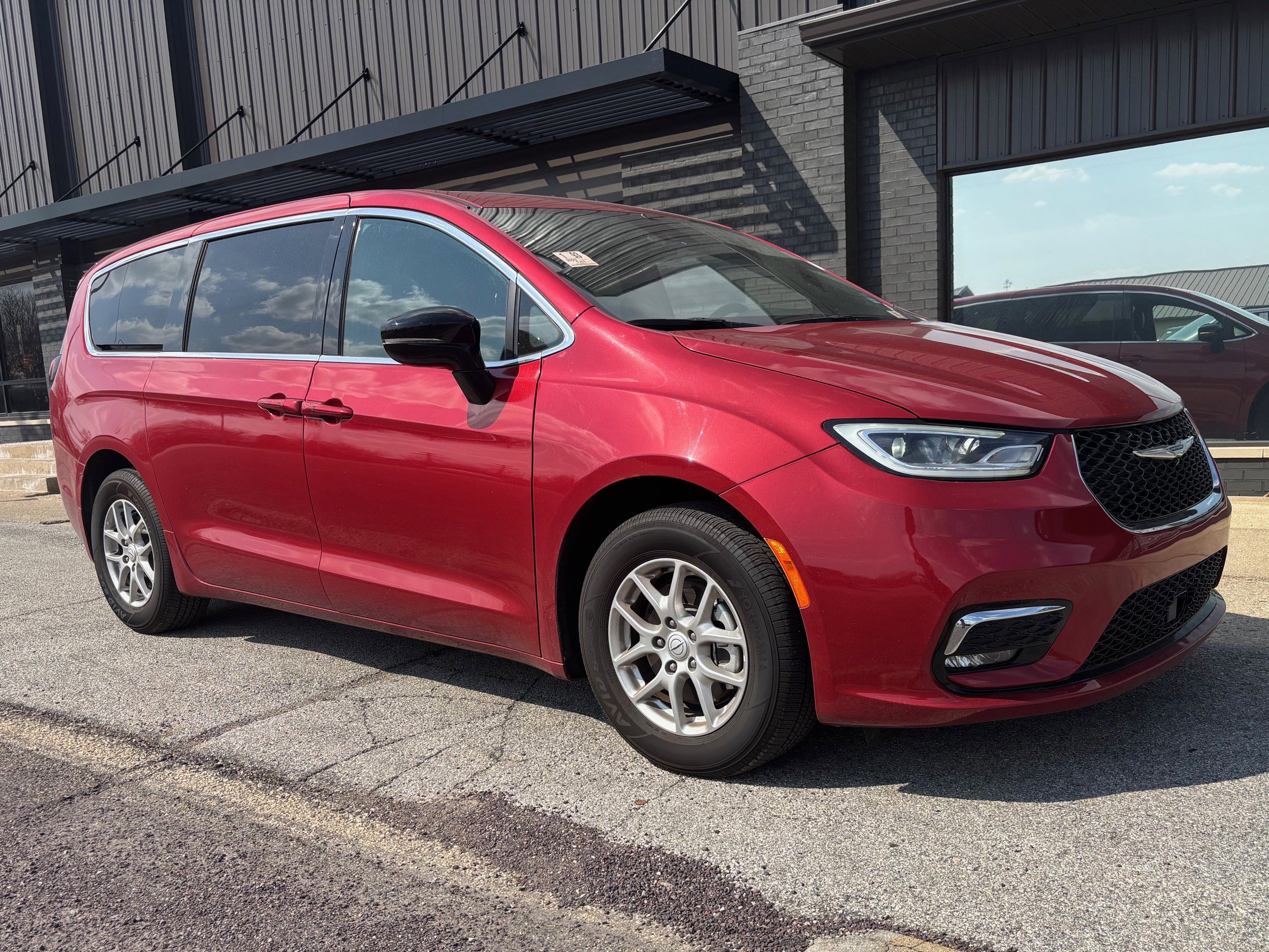 Used 2025 Chrysler Pacifica Select image 3