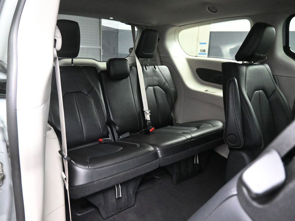 Used 2024 Chrysler Pacifica Select image 23