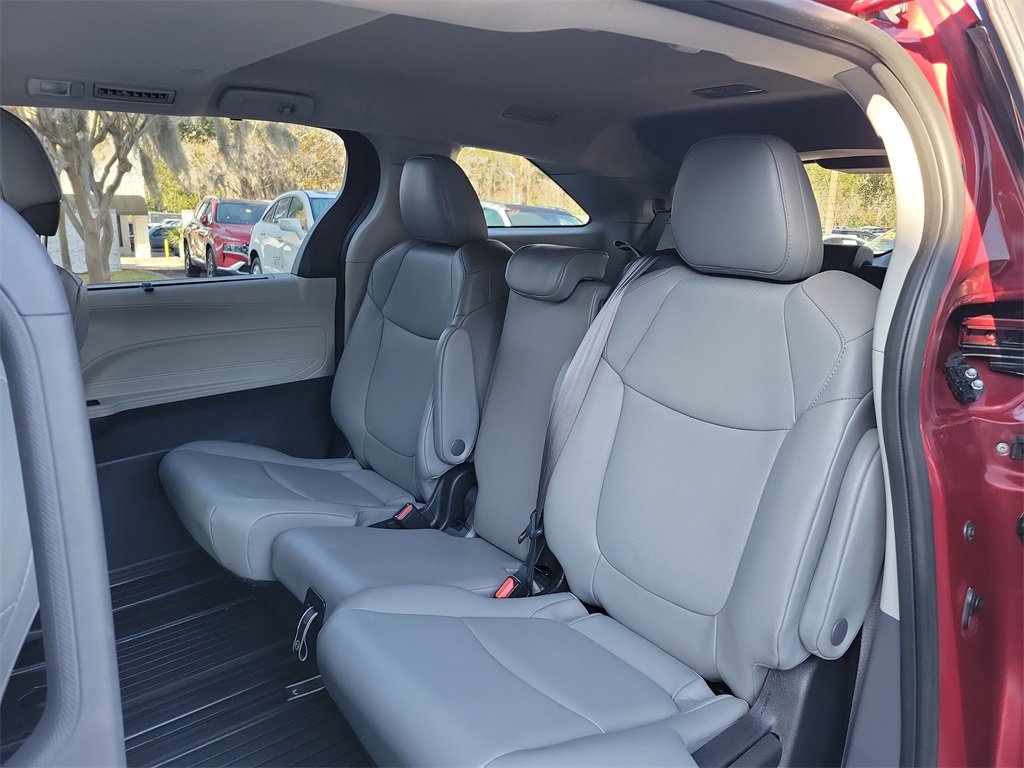 Used 2022 Toyota Sienna XLE image 14