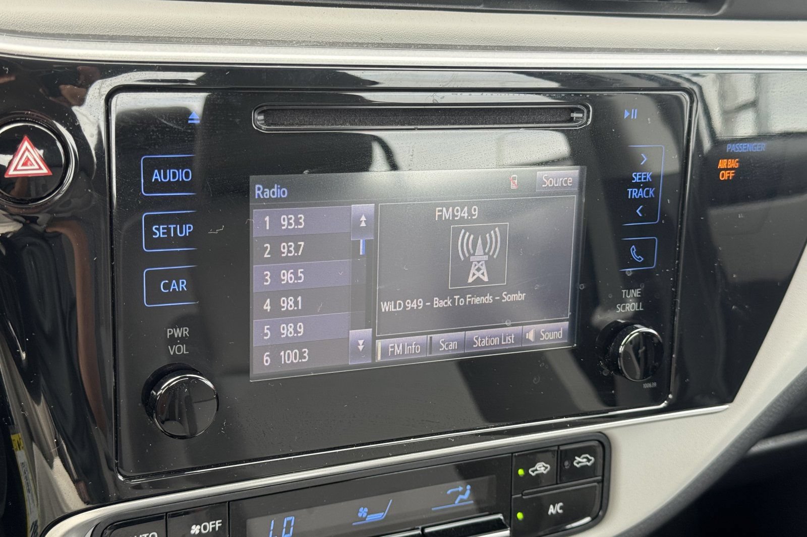 Used 2019 Toyota Corolla LE w/ Carpet Mat Package (TMS) FWD image 22