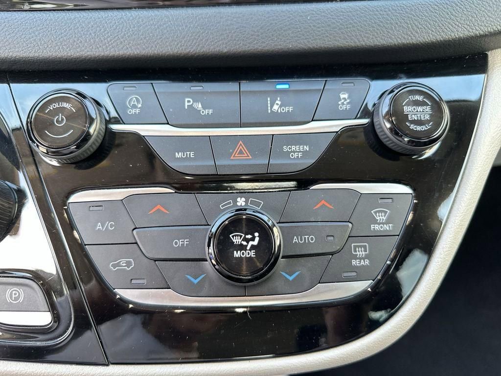 Used 2023 Chrysler Pacifica Touring-L image 17