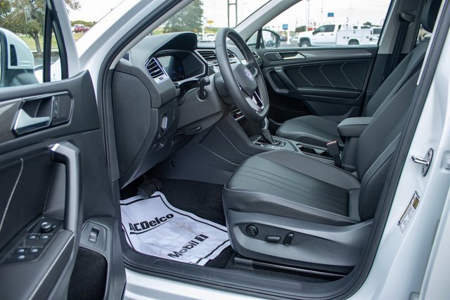 Used 2023 Volkswagen Tiguan SE image 11