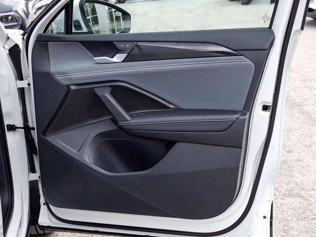 Used 2025 Volkswagen Tiguan SE image 13