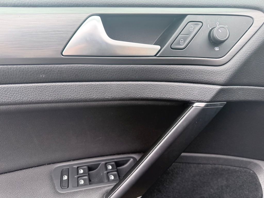 Used 2021 Volkswagen Golf 4-Door image 10