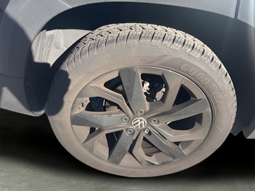 Used 2024 Volkswagen Taos SE w/ Panoramic Sunroof Package image 7