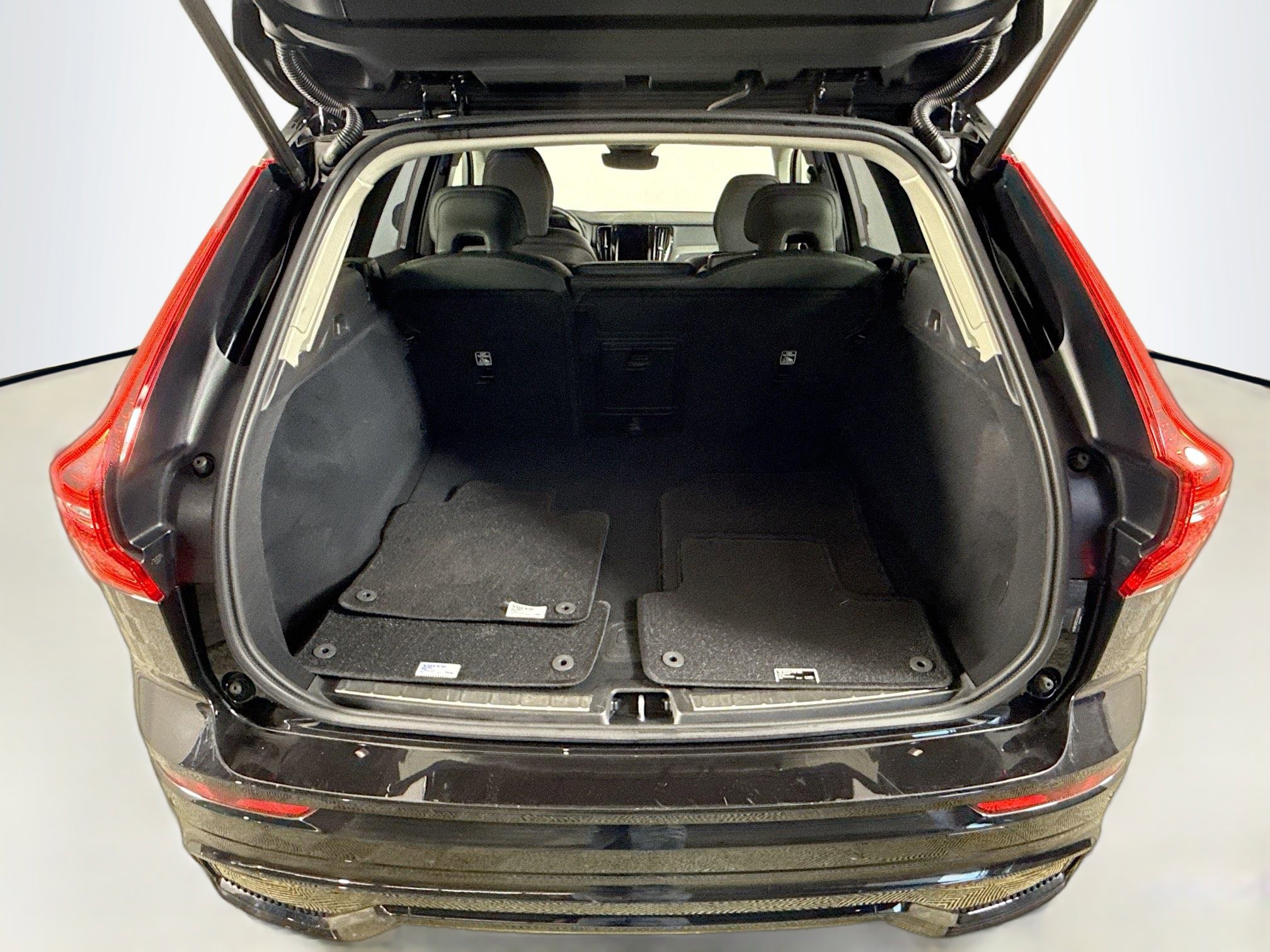 Used 2025 Volvo XC60 B5 Plus image 35