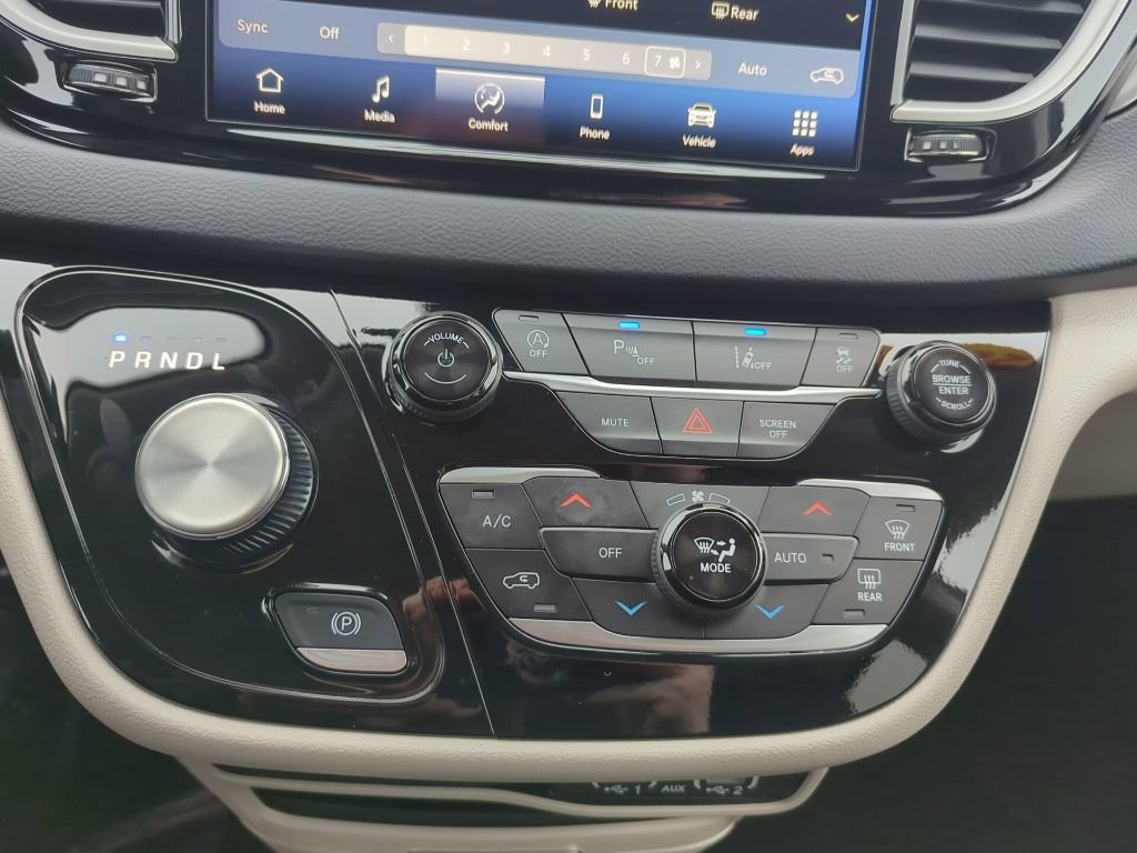 Used 2024 Chrysler Pacifica Touring-L image 18