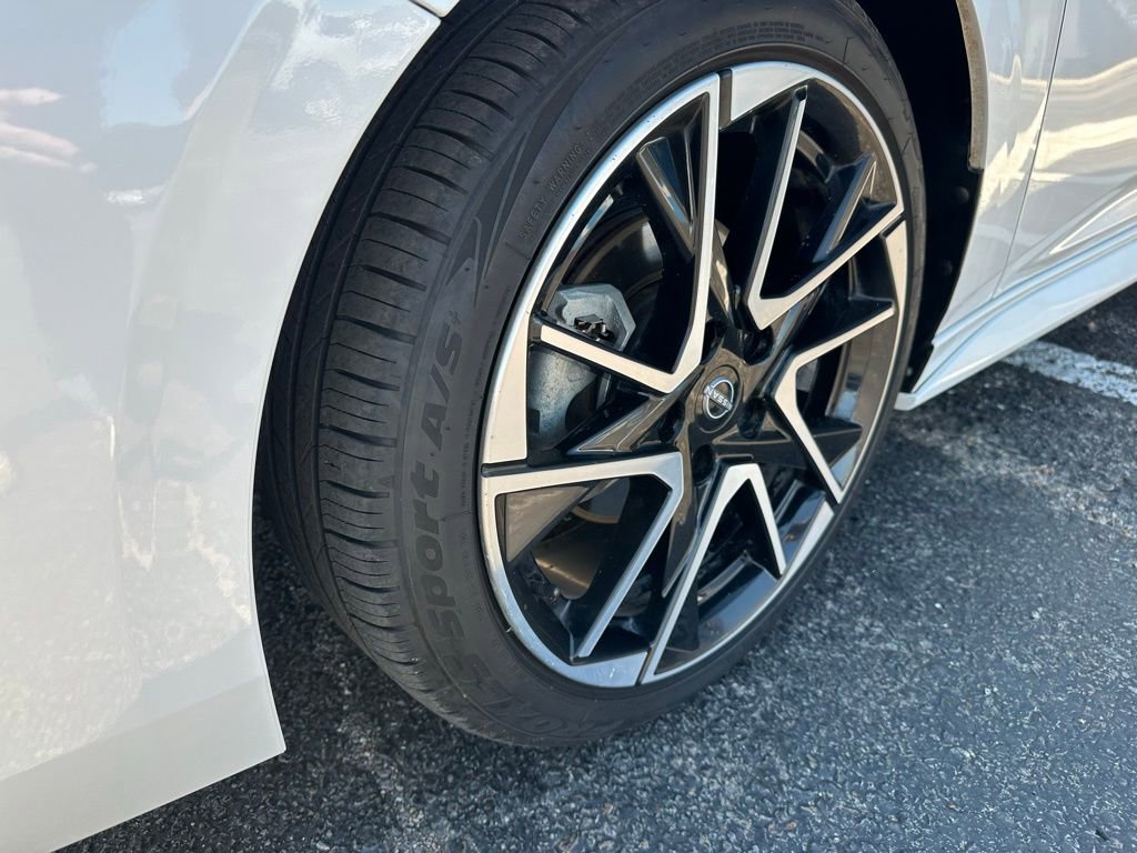 Used 2024 Nissan Sentra SR w/ Lighting Package FWD image 9