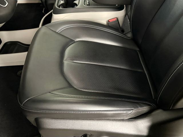 Used 2023 Chrysler Pacifica Touring-L image 25