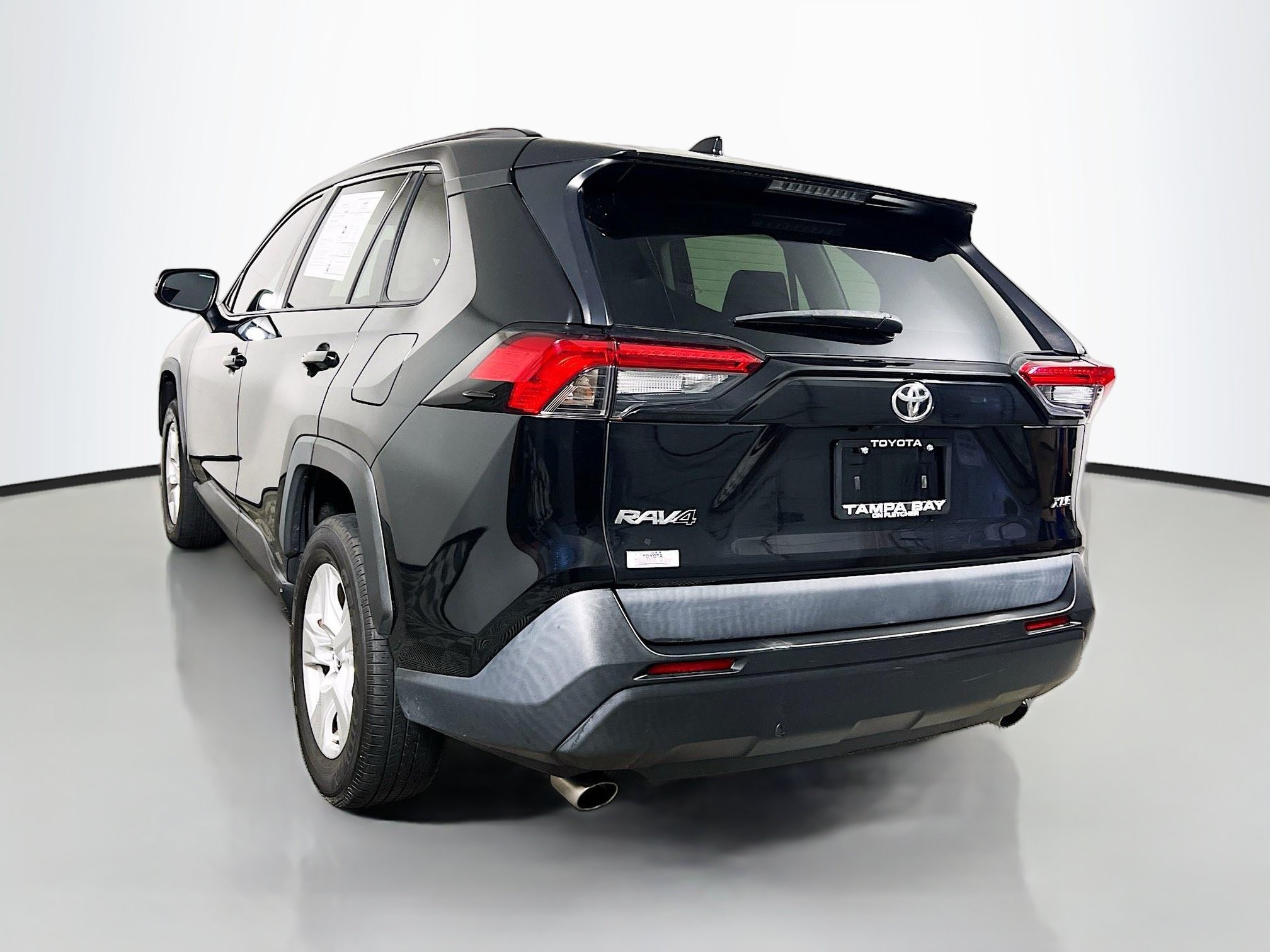 Used 2021 Toyota RAV4 XLE w/ Convenience Package FWD image 8