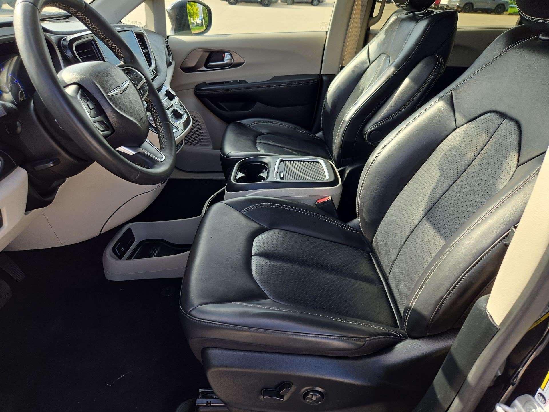 Used 2023 Chrysler Pacifica Touring-L FWD image 16