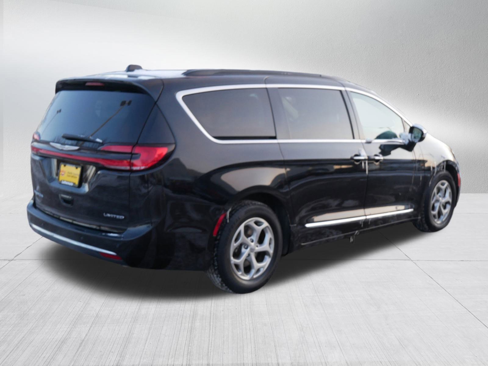 Used 2023 Chrysler Pacifica Limited FWD image 7