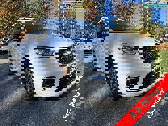 Certified 2024 Chrysler Pacifica Select image 2