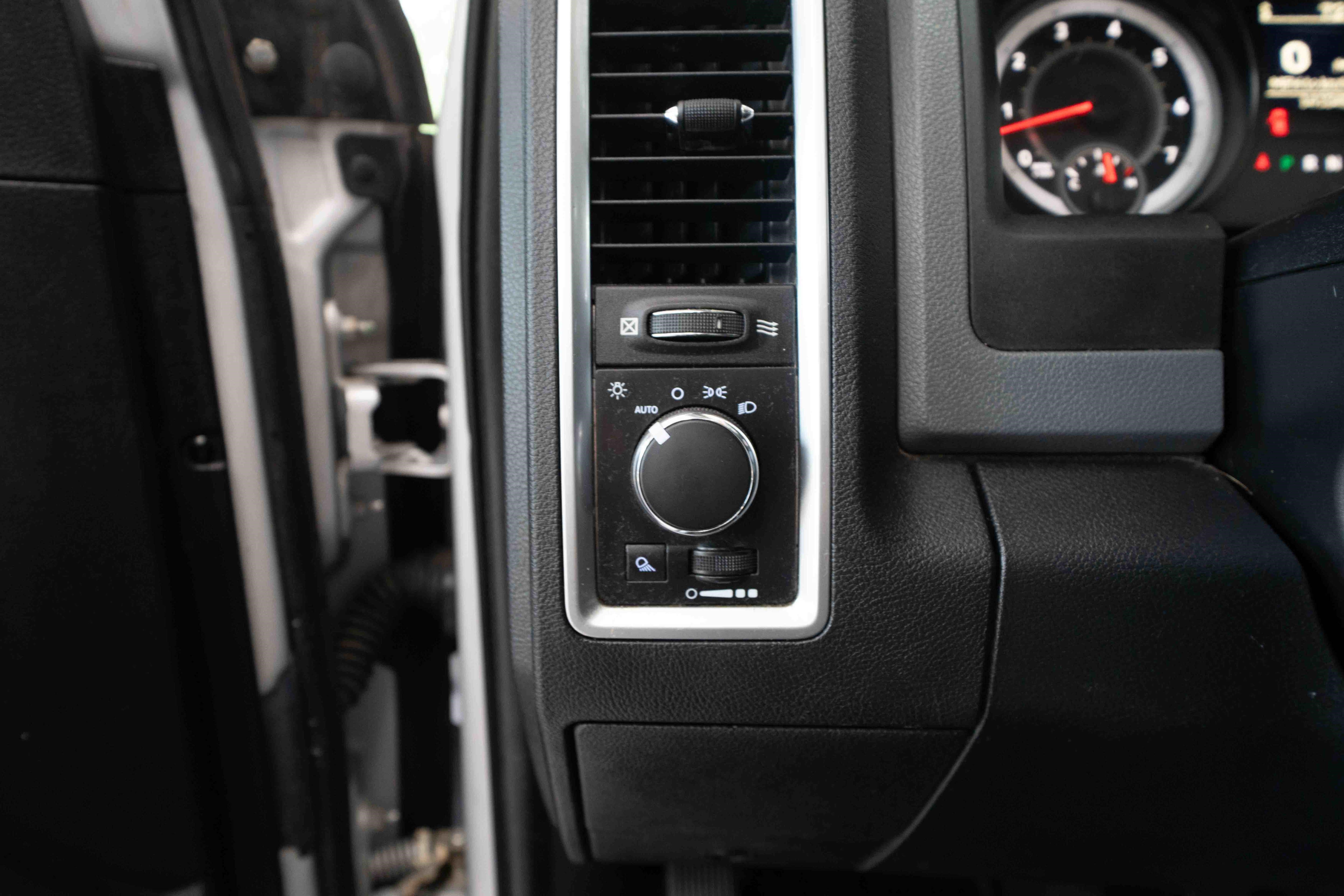 Used 2014 RAM 1500 Classic SLT AWD/4WD image 11