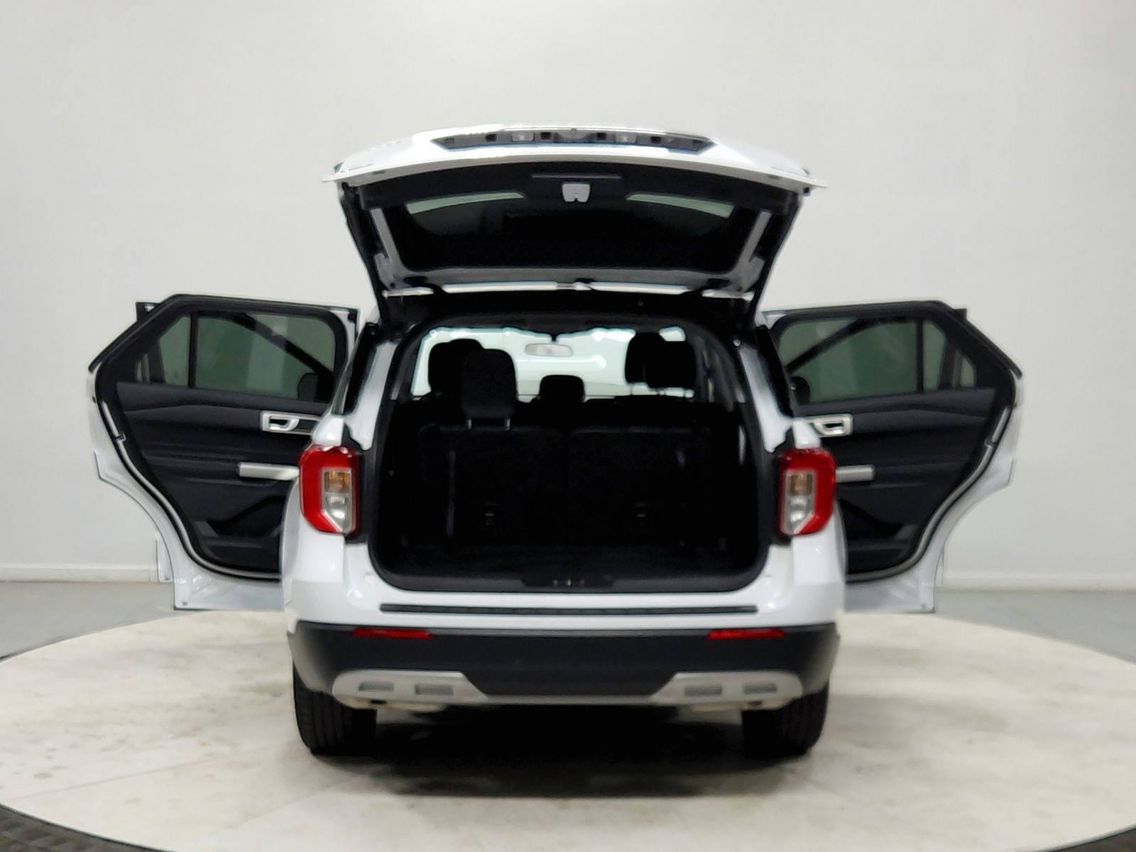 Used 2024 Ford Explorer XLT w/ Equipment Group 202A image 14