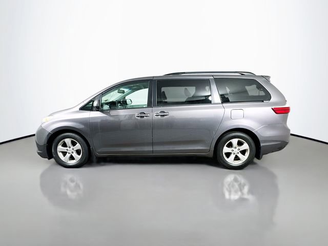 Used 2017 Toyota Sienna LE FWD image 3