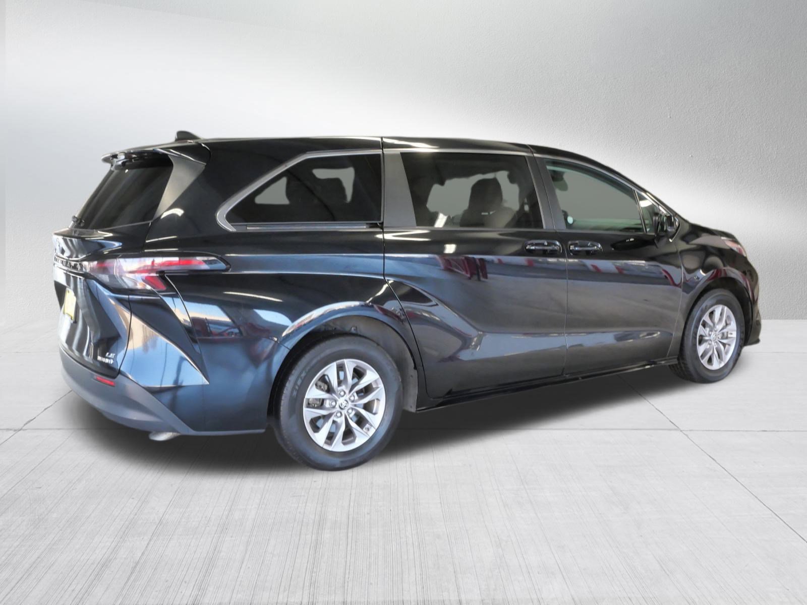 Certified 2024 Toyota Sienna LE image 8