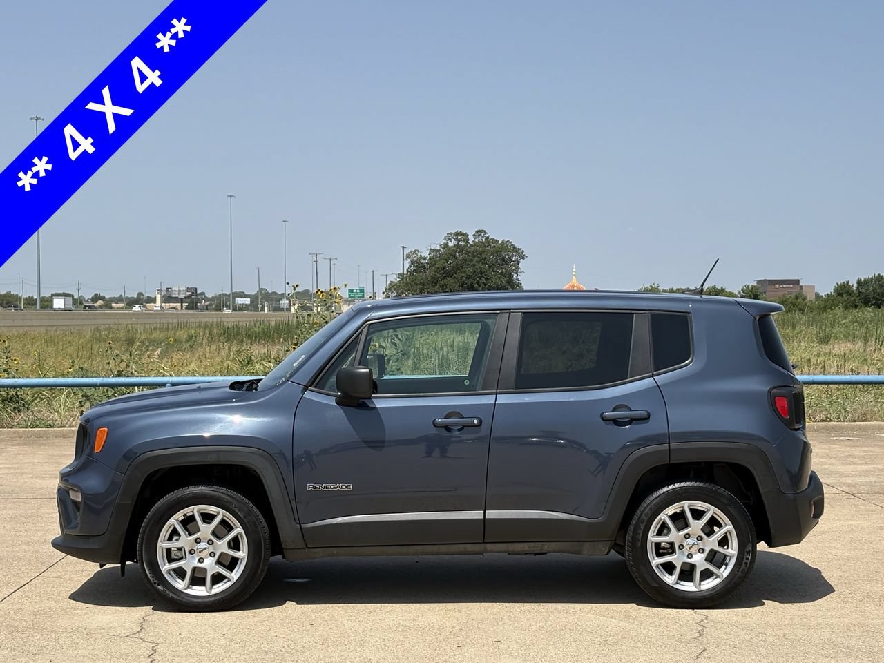 Used 2023 Jeep Renegade Latitude AWD/4WD image 3