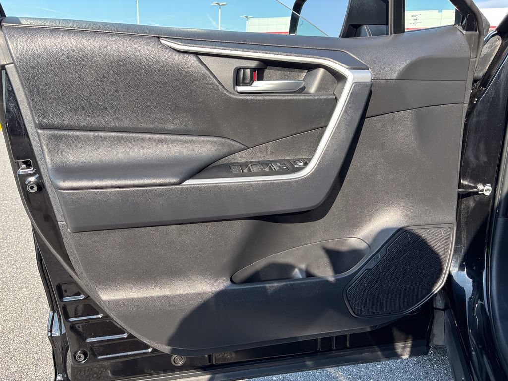 Used 2025 Toyota RAV4 XLE AWD/4WD image 16