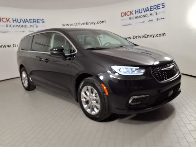 Used 2023 Chrysler Pacifica Touring-L image 3