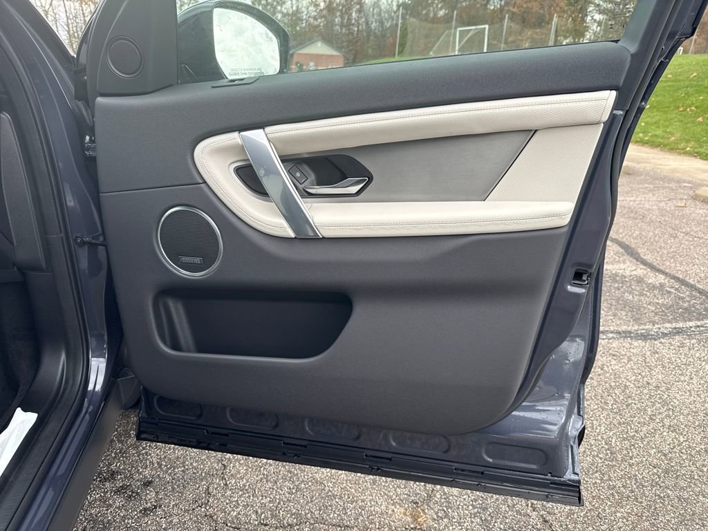 New 2025 Land Rover Discovery Sport Dynamic SE image 14