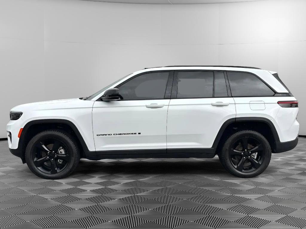 Used 2023 Jeep Grand Cherokee Altitude AWD/4WD image 5