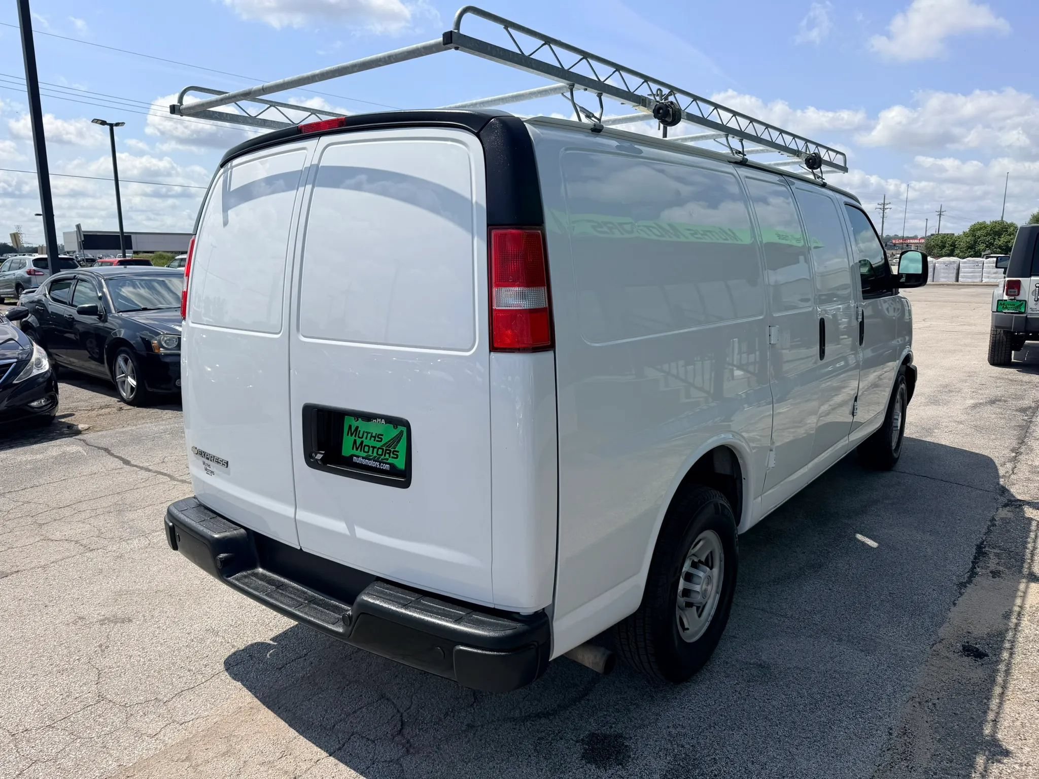 Used 2019 Chevrolet Express 3500 w/ Driver Convenience Package RWD image 4