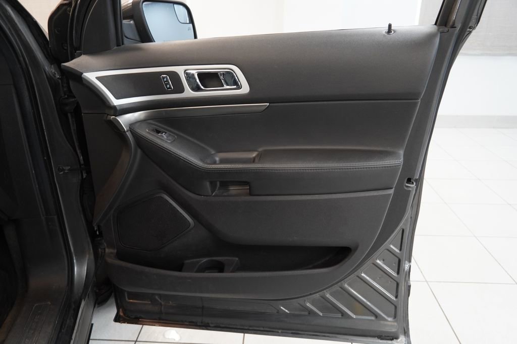 Used 2015 Ford Explorer XLT w/ Equipment Group 202A FWD image 34