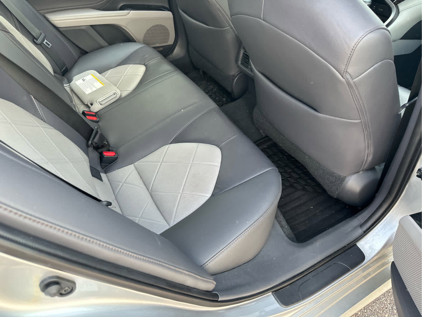 Used 2018 Toyota Camry XLE FWD image 8