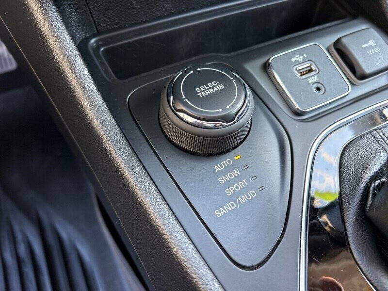 Used 2021 Jeep Cherokee Latitude Plus image 18
