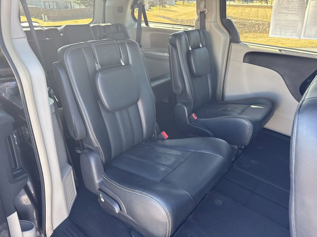 Used 2016 Chrysler Town & Country Touring-L w/ Driver Convenience Group image 34