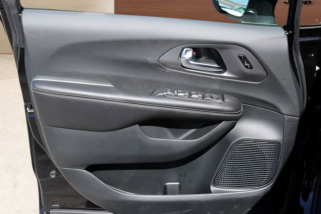 New 2026 Chrysler Pacifica Select FWD image 10