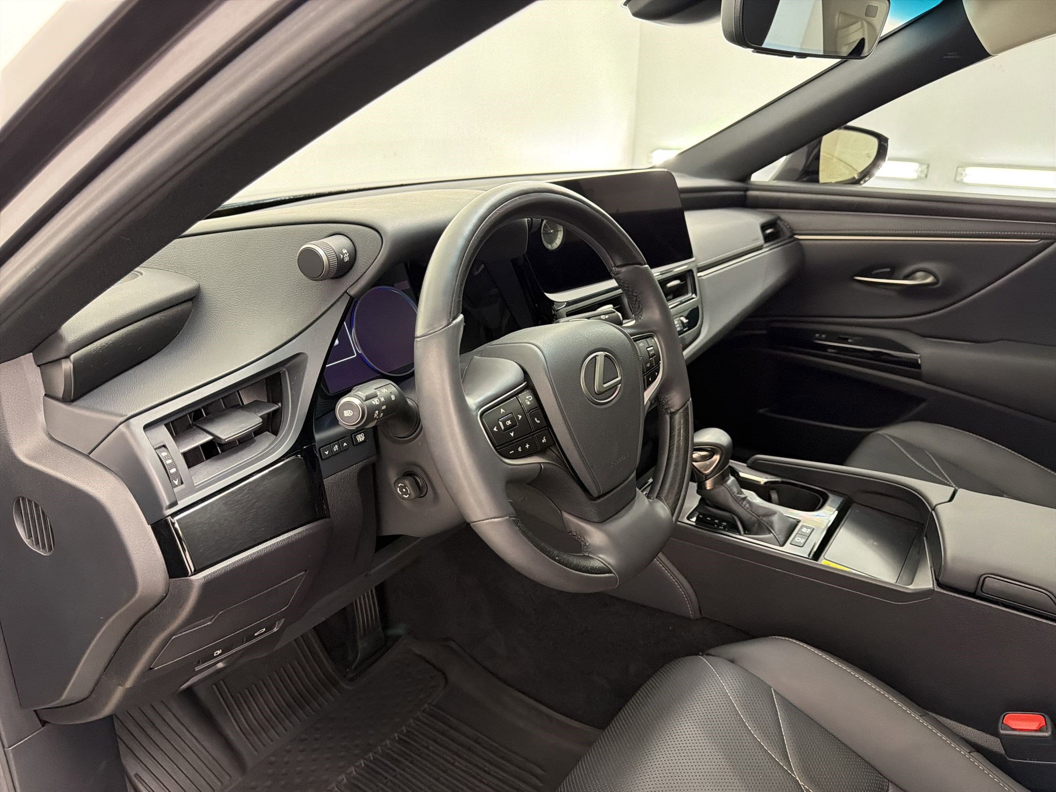 Certified 2023 Lexus ES 300h w/ Luxury Package FWD image 4