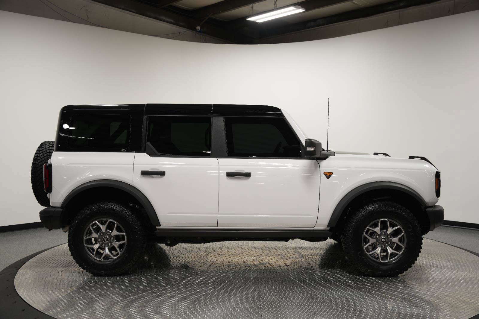 Used 2025 Ford Bronco Badlands image 9