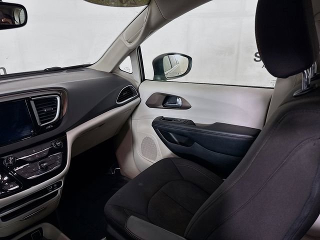 Used 2017 Chrysler Pacifica Touring image 22