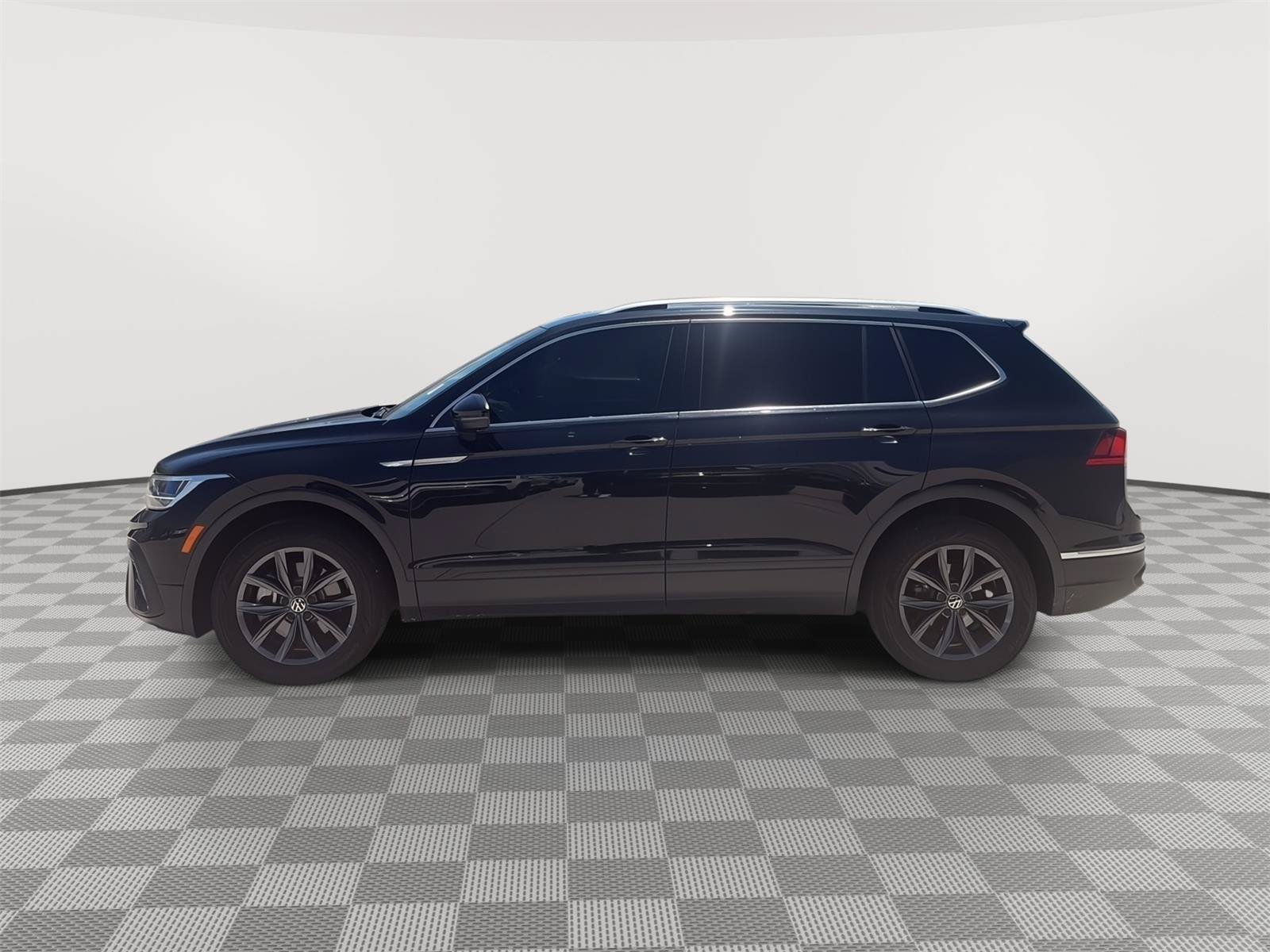 Certified 2023 Volkswagen Tiguan SE w/ Panoramic Sunroof Package AWD/4WD image 6