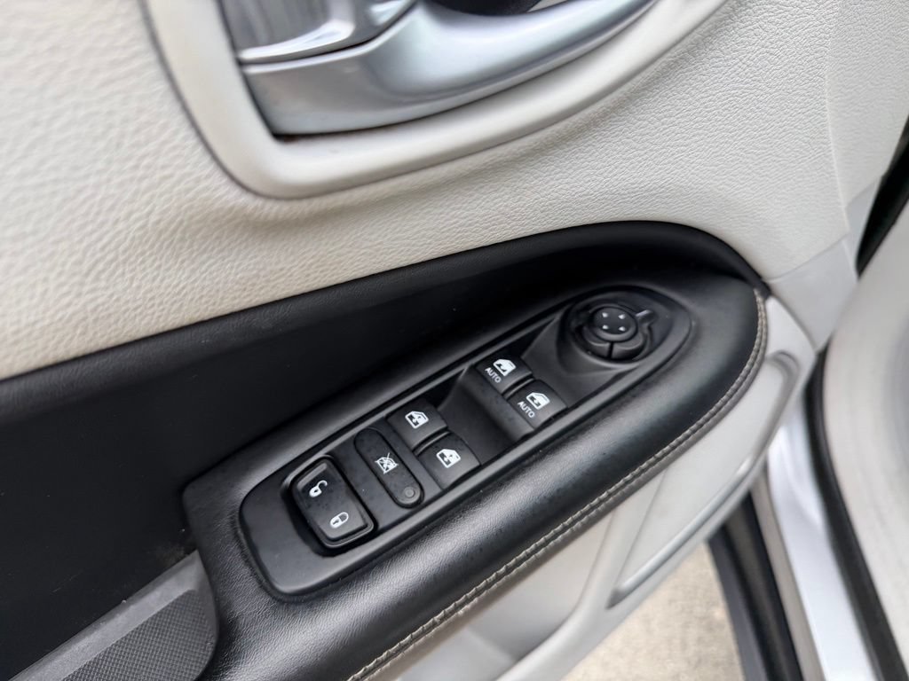 Used 2018 Jeep Compass Latitude w/ Popular Equipment Group FWD image 8