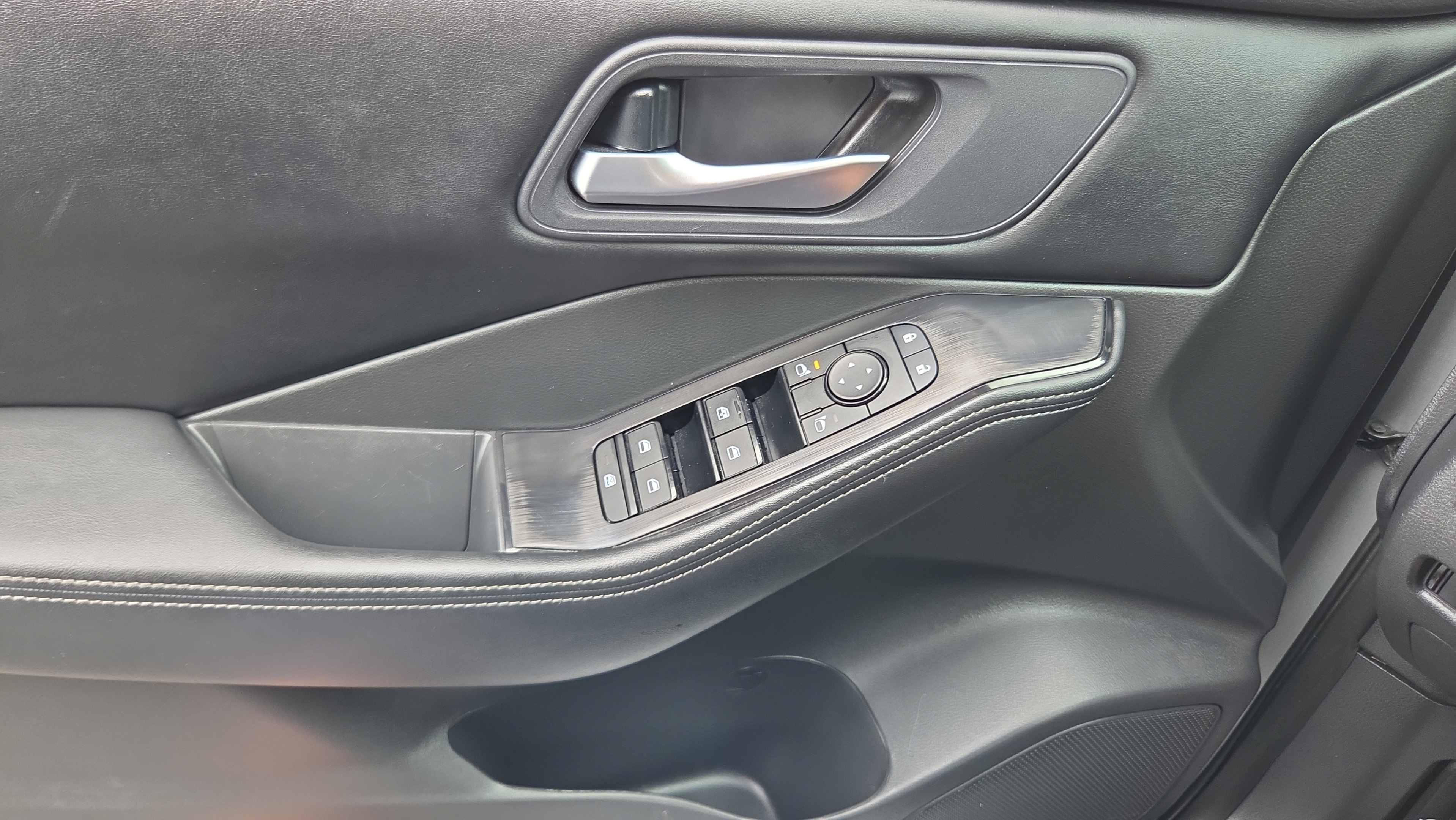 Used 2025 Nissan Rogue SV FWD image 29