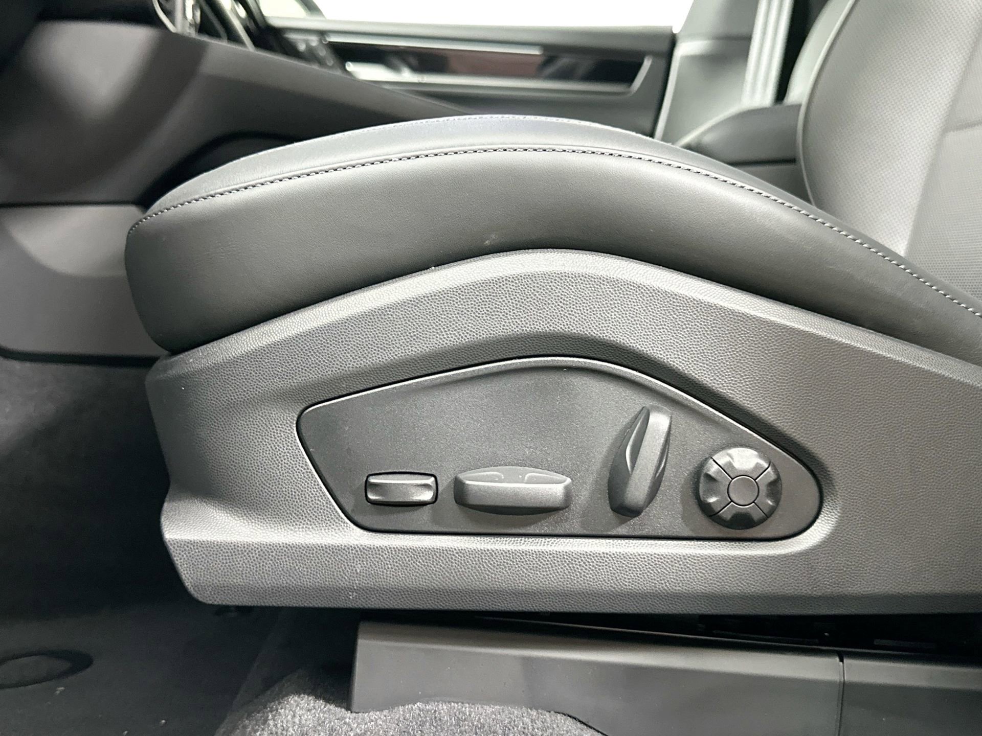 Certified 2025 Porsche Macan 4 Electric image 36