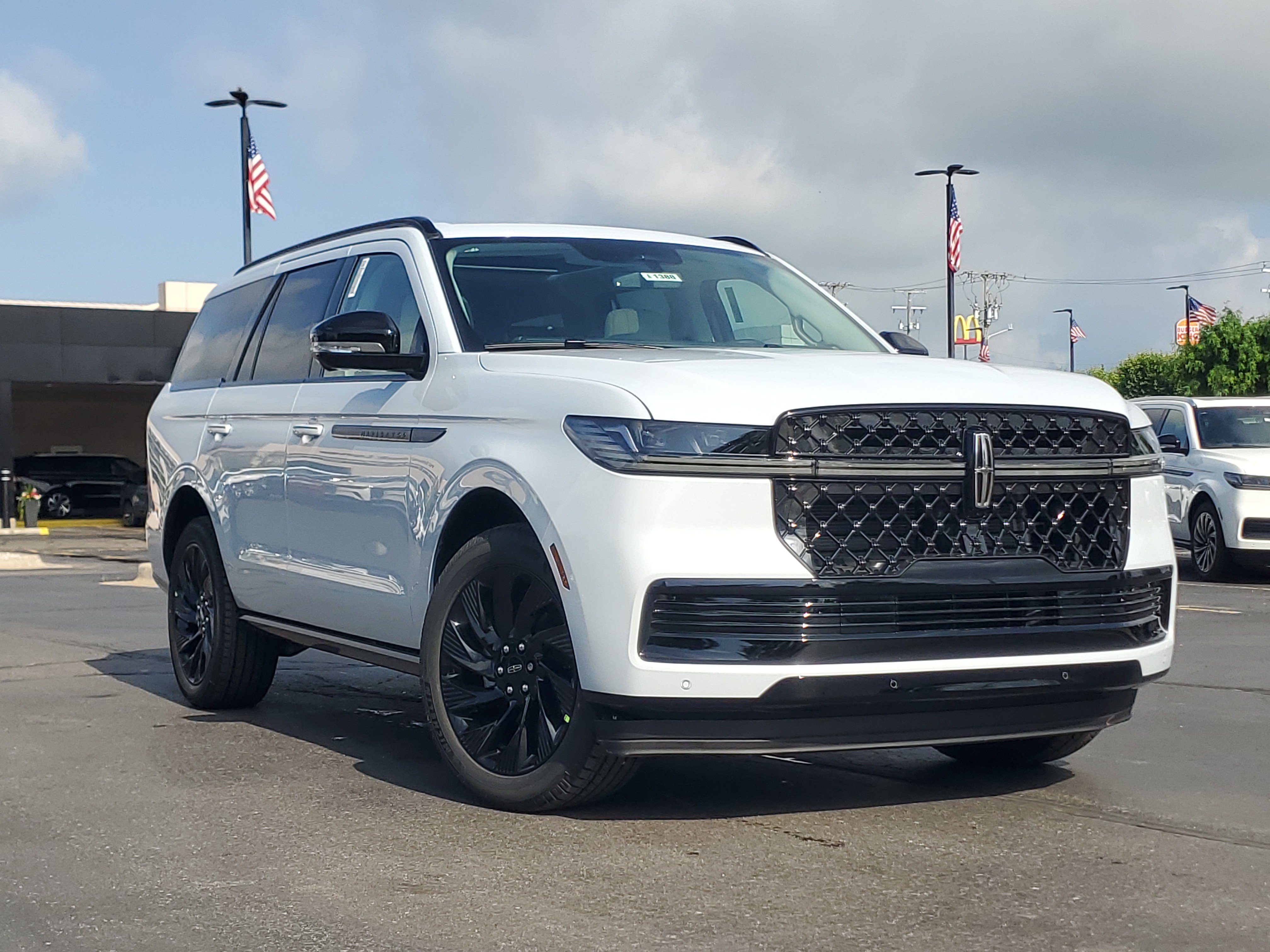 New 2026 Lincoln Navigator Reserve w/ Jet Appearance Package AWD/4WD image 1