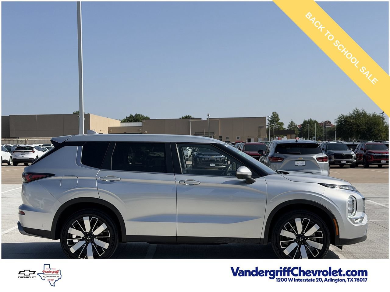 Used 2025 Mitsubishi Outlander SE FWD image 3